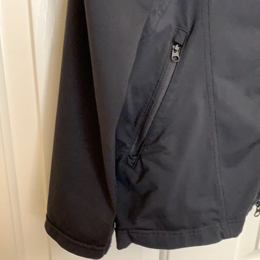 Medium-weight brilliant solid black jacket sz large